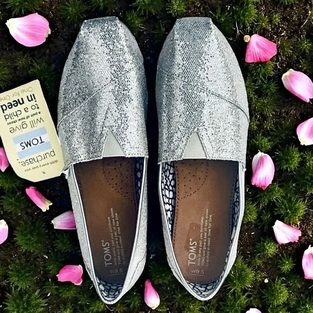 NWT Gorgeous TOMS 9.5 Silver Glitter Sparkly Alpargatas Flat Loafers Comfy Shoes